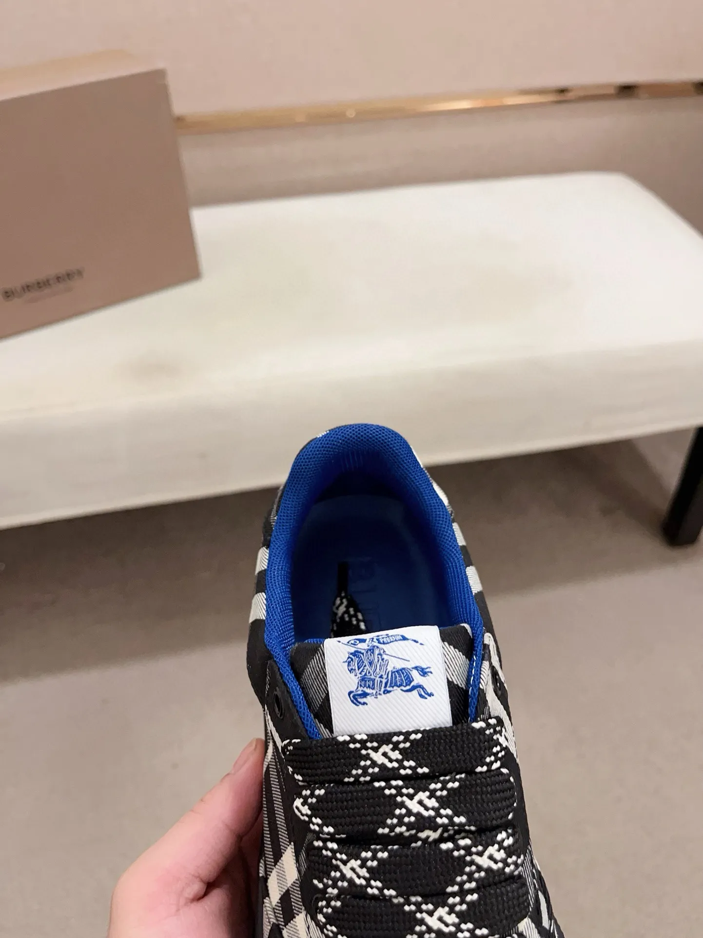 Men's shoes 💰: 560💰🇮🇹🇮🇹The counters are synchronized with Burberry's top purchasing agents🔍🔍Synchronized sales. Positive code number: 38-44. Italian imported cowhide, fully imported sheepskin lining, sole: original sole provided by the original factory, exclusive movable molded sole, super comfortable, original factory follow-up order, 🔍🔍high quality, you can enter and leave the counter at will, welcome to compare (45 yuan for customization, no return or exchange)